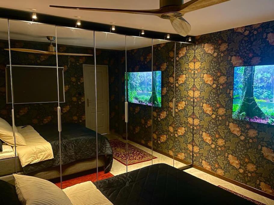 TV a/nebo společenská místnost v ubytování Location Open Sky
