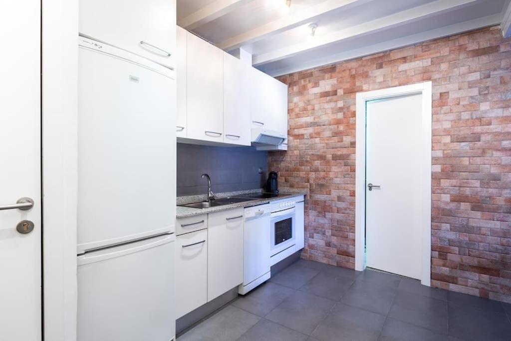 A kitchen or kitchenette at Apartamento Sanxenxo Centro