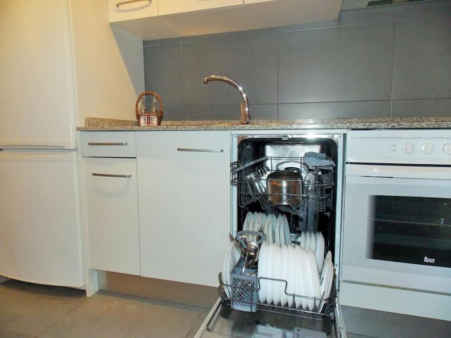 A kitchen or kitchenette at Apartamento Sanxenxo Centro