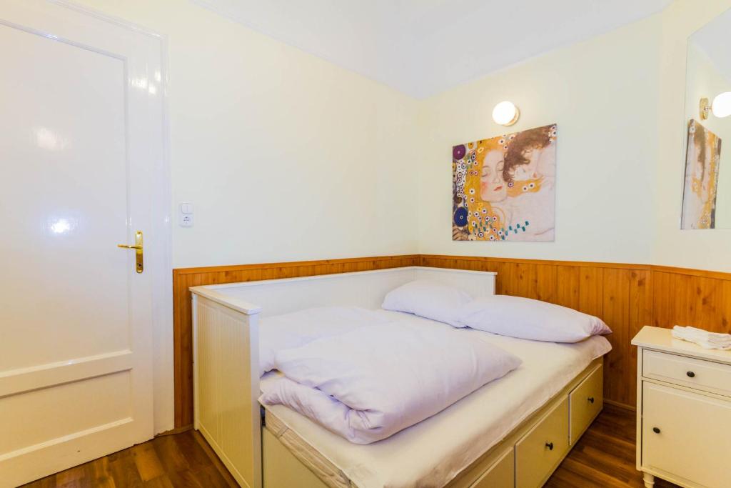 A bed or beds in a room at Friend of Deák Ferenc