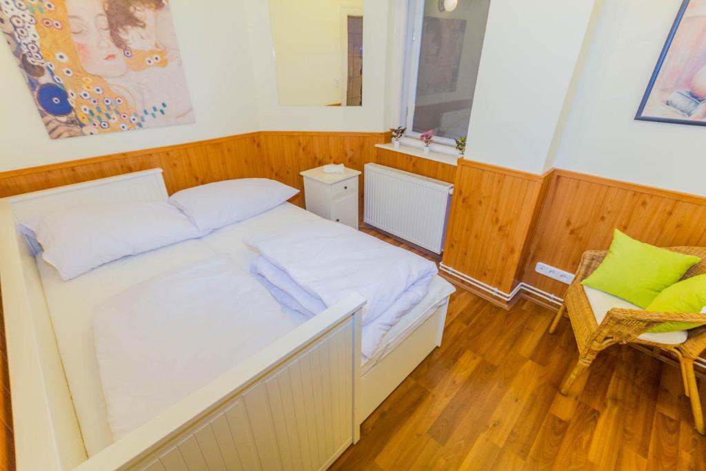 A bed or beds in a room at Friend of Deák Ferenc