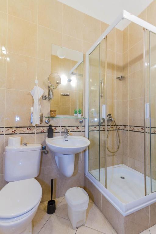 A bathroom at Friend of Deák Ferenc