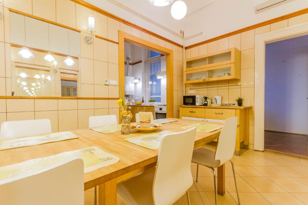 A kitchen or kitchenette at Friend of Deák Ferenc