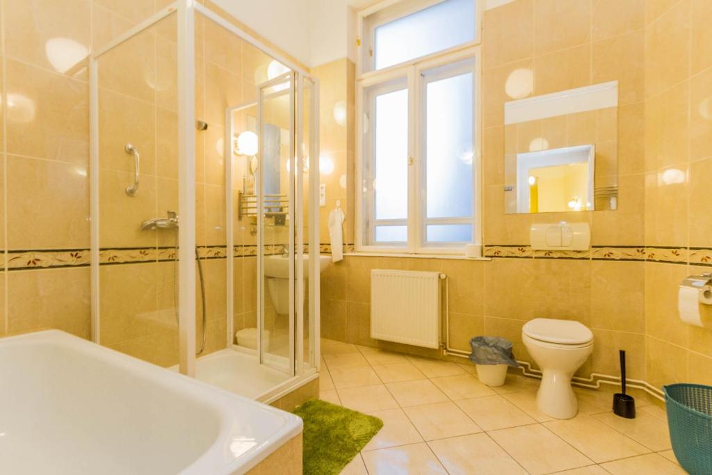 A bathroom at Friend of Deák Ferenc