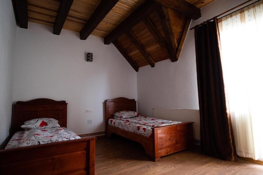 Postel nebo postele na pokoji v ubytování CONACUL VANATORULUI, Borlova - MUNTELE MIC - Enduro Base