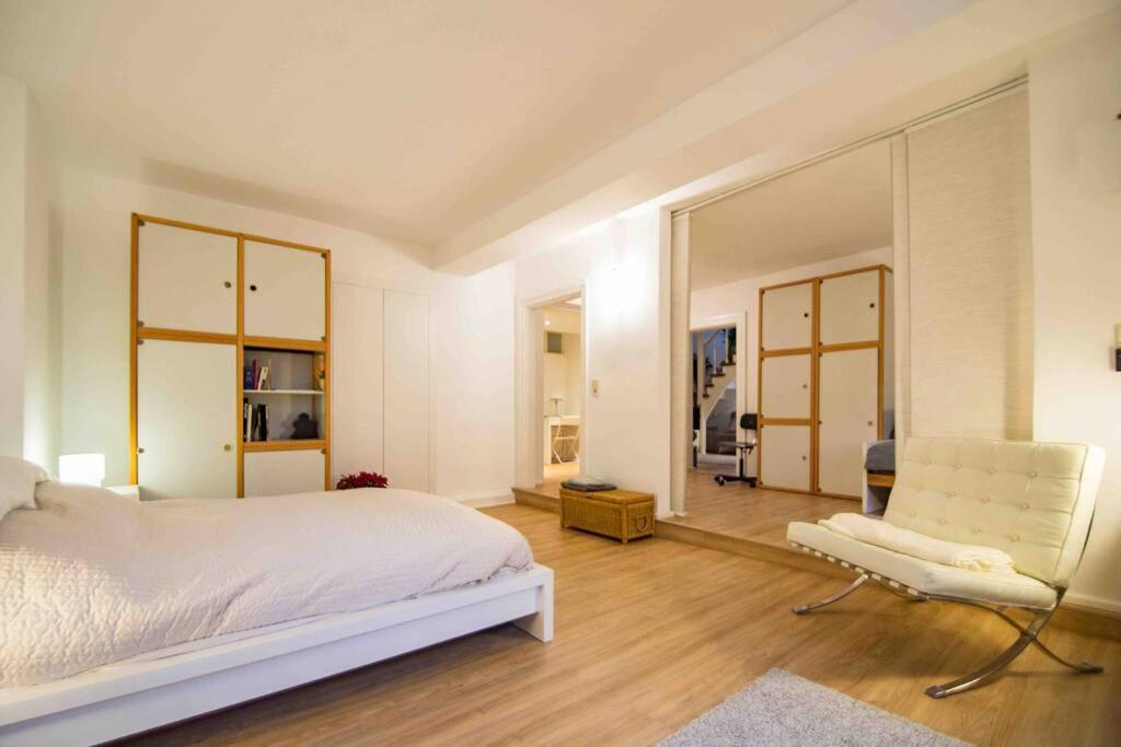 Säng eller sängar i ett rum på Ground Floor in Villa in Charlottenburg Garden View
