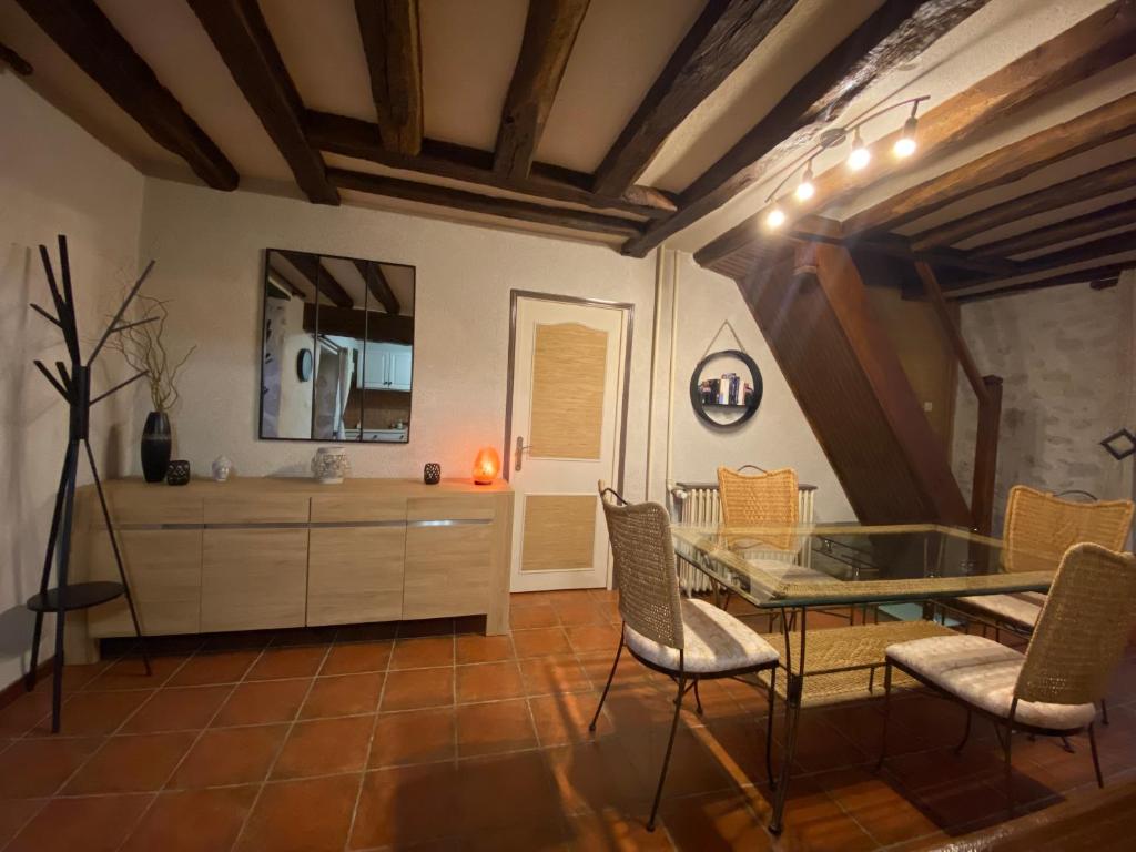 Posezení v ubytování Le petit gîte des Moyens-Ducs