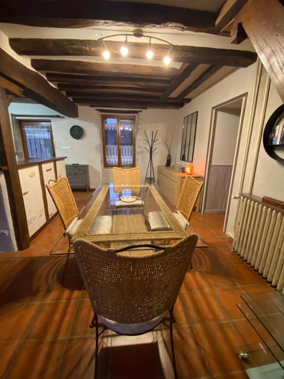 TV a/nebo společenská místnost v ubytování Le petit gîte des Moyens-Ducs