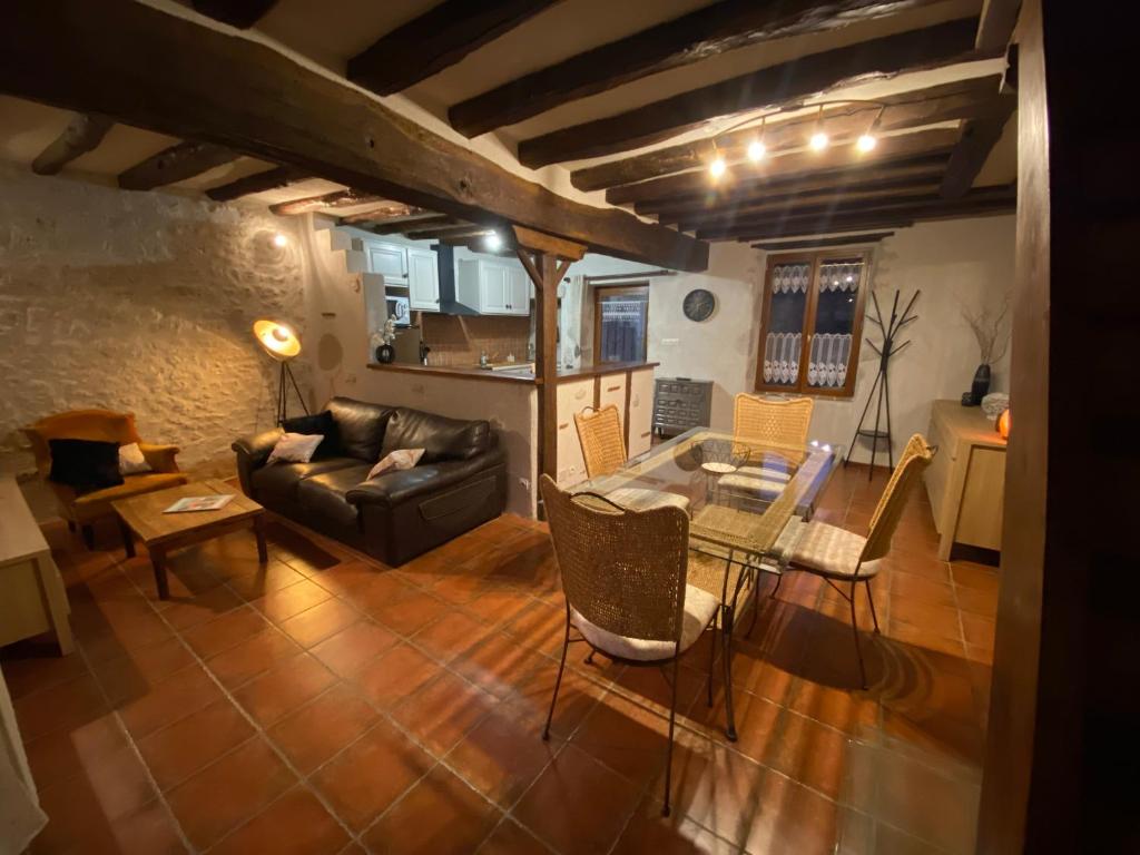 Posezení v ubytování Le petit gîte des Moyens-Ducs
