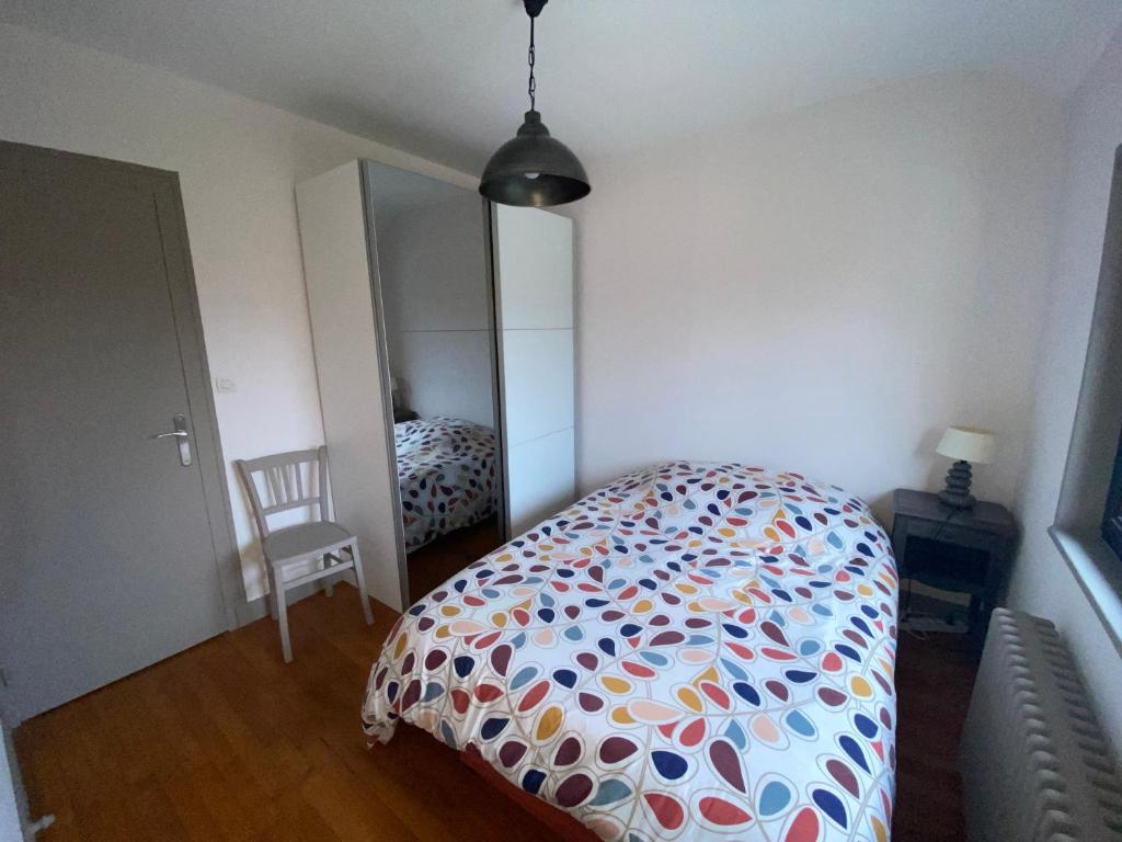 Postel nebo postele na pokoji v ubytování Le petit gîte des Moyens-Ducs