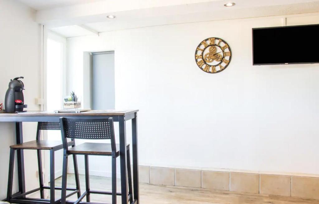 Telewizja i/lub zestaw kina domowego w obiekcie Les Logis Poitevin - Maisons - Terrasses - Détente