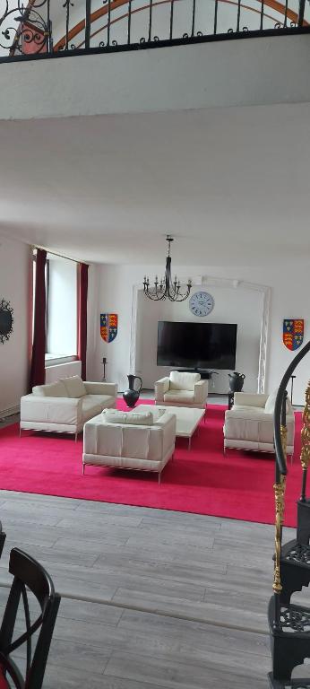 ein großes Wohnzimmer mit weißen Sofas und einem roten Teppich in der Unterkunft Templerhaus Boppard in Boppard