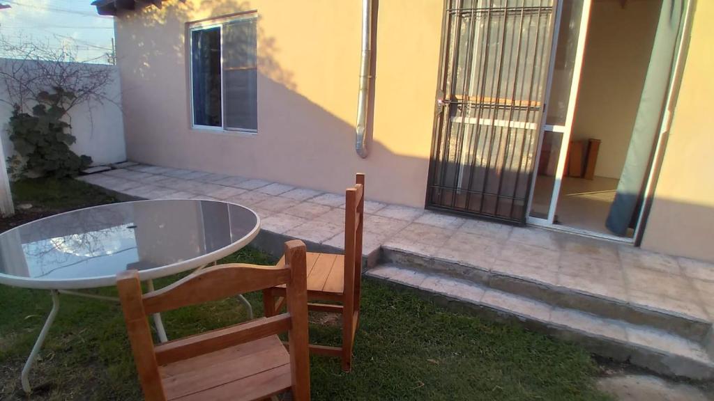 una mesa y dos sillas y una mesa y una puerta en Dto por día en Tandil en Tandil