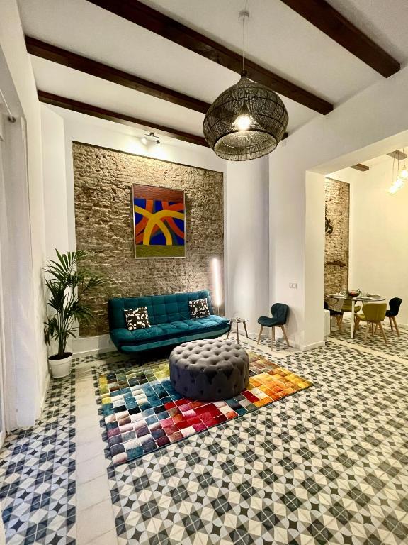 a living room with a couch and a painting on the wall at Puerta Roja 3 bedroom Luxury Apartment in Málaga