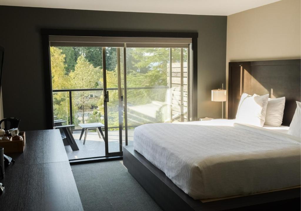 Postel nebo postele na pokoji v ubytování Tofino Resort + Marina