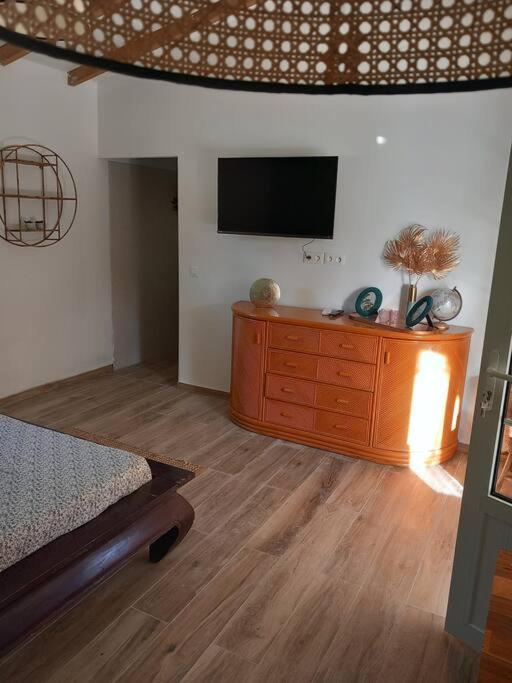 TV a/nebo společenská místnost v ubytování Le Bois Bohème