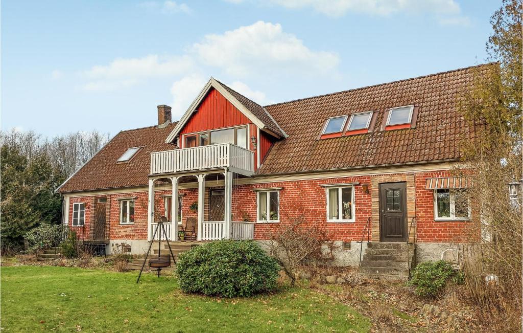 Cette ancienne maison en briques dispose d'une terrasse couverte et d'une terrasse. dans l'établissement Lovely Home In Hssleholm With Wifi, à Tjörnarp