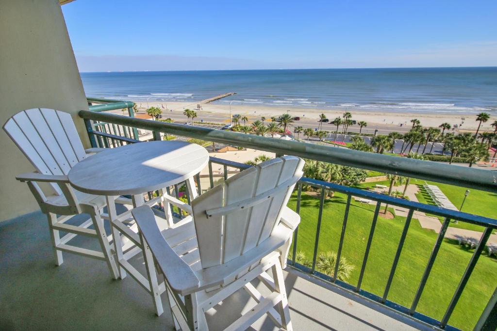 balcone con tavolo, sedie e spiaggia di San Luis Resort 934-Luis Landing a Galveston