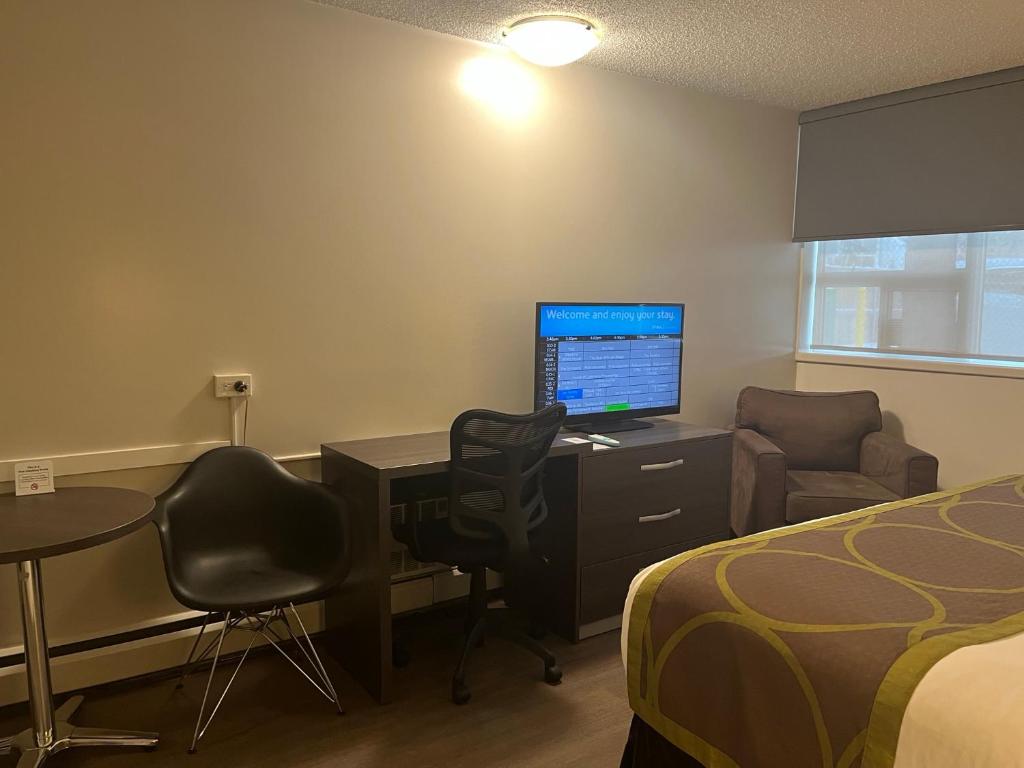 
King Room with Kitchenette - Pet-Friendly/Non-Smoking
