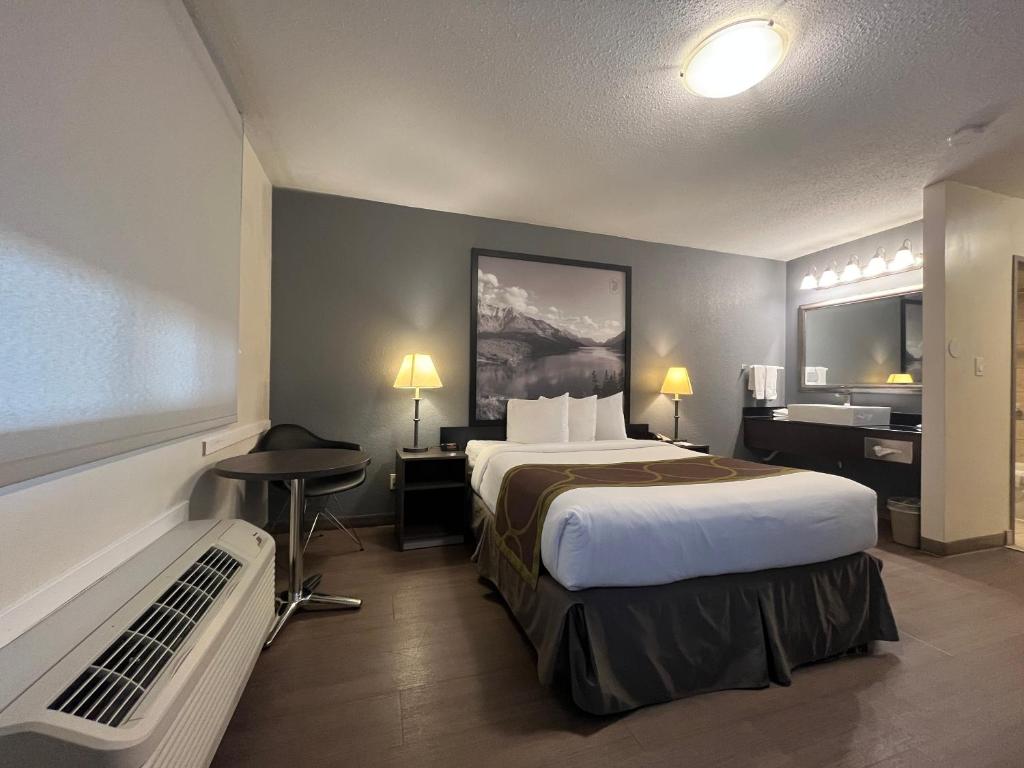 Postel nebo postele na pokoji v ubytování Super 8 by Wyndham Macleod Trail Calgary