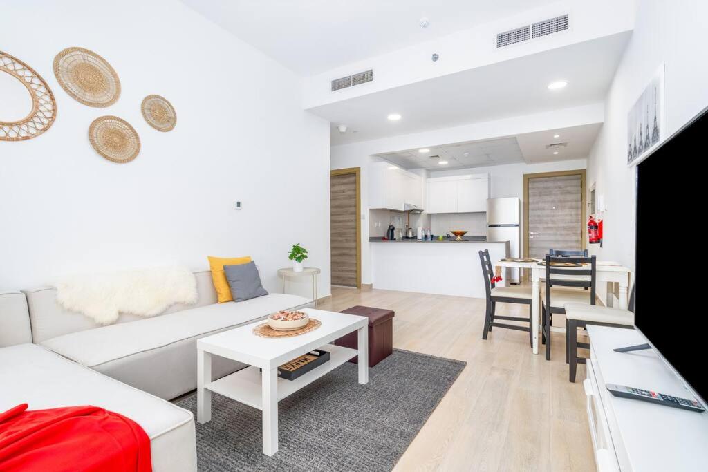 Dubai JVC: 1BR in with Pool