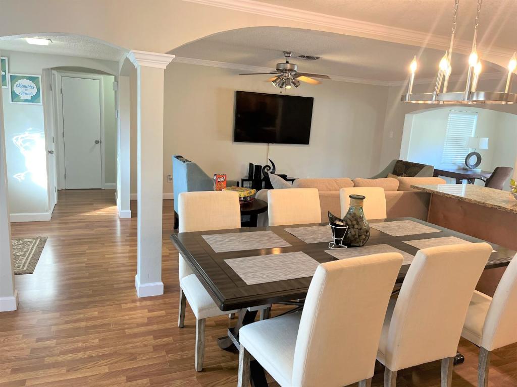 ein Esszimmer und ein Wohnzimmer mit einem Tisch und Stühlen in der Unterkunft Cheerful 3 Bedroom Home mins from Clearwater Beach in Clearwater