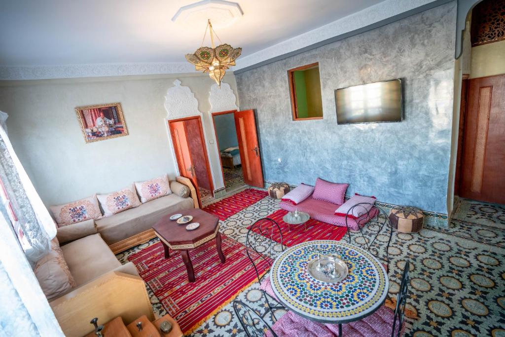 un soggiorno con divano e tavolo di Dar El Karam Fez a Fes