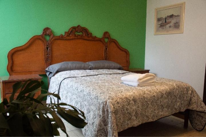 a bedroom with a bed with a green wall at Casa San Antonio in Aguascalientes