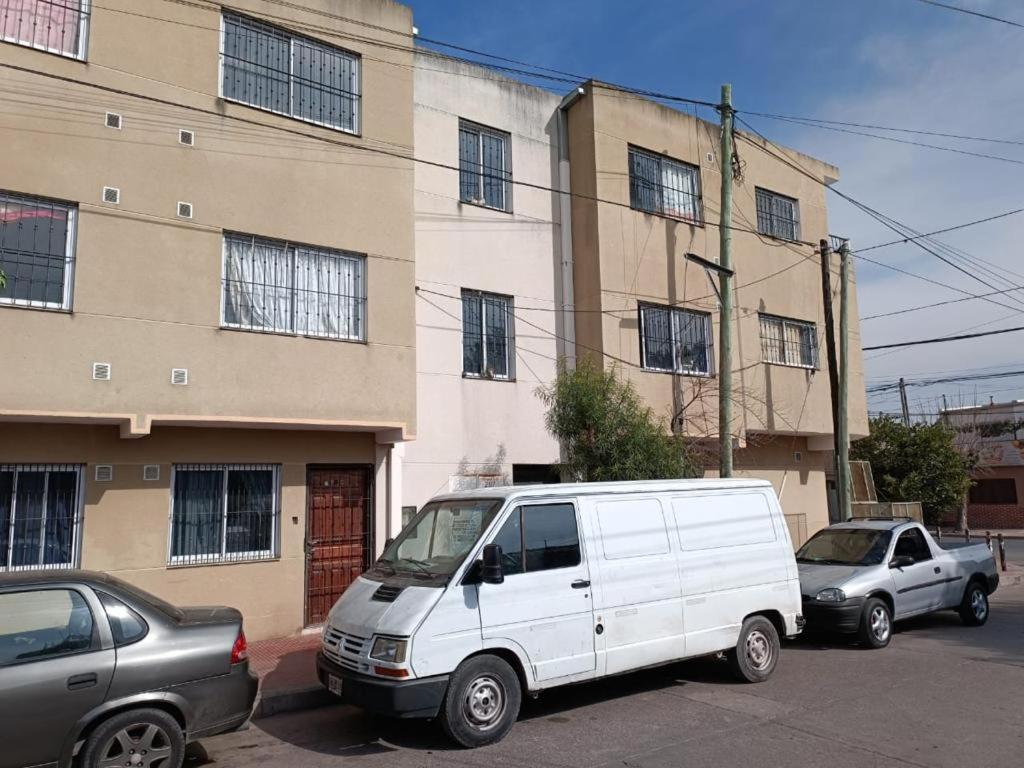 una furgoneta blanca estacionada frente a un edificio en departamento amoblado para 3 personas en Salta