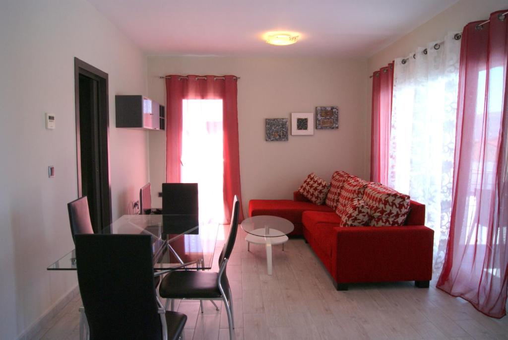BeniarbeigにあるPomera I - BTBのリビングルーム(赤いソファ、ガラステーブル付)