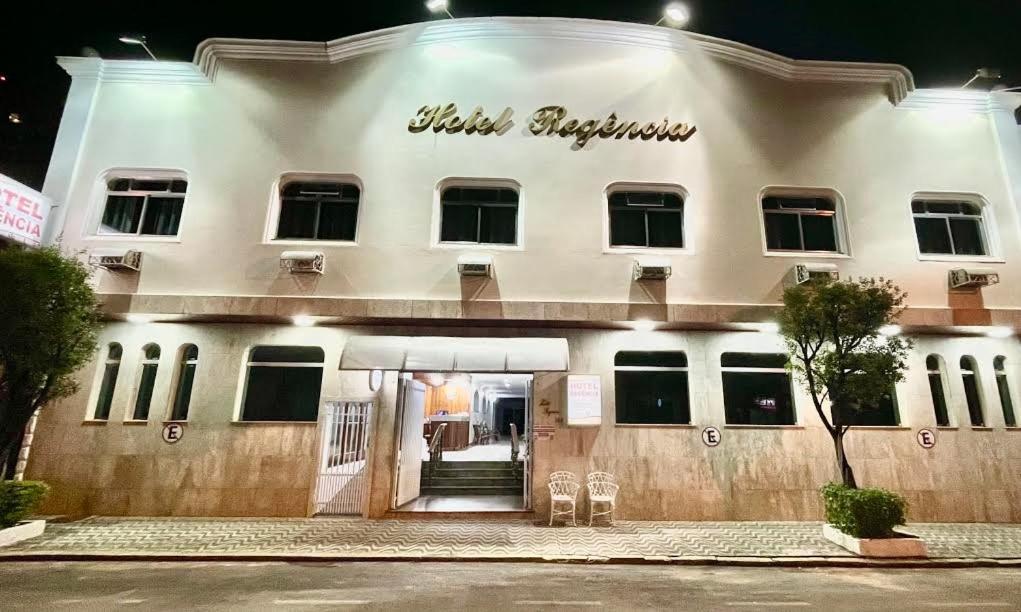 un edificio blanco con el nombre de un hotel en Hotel Regência, en São Lourenço