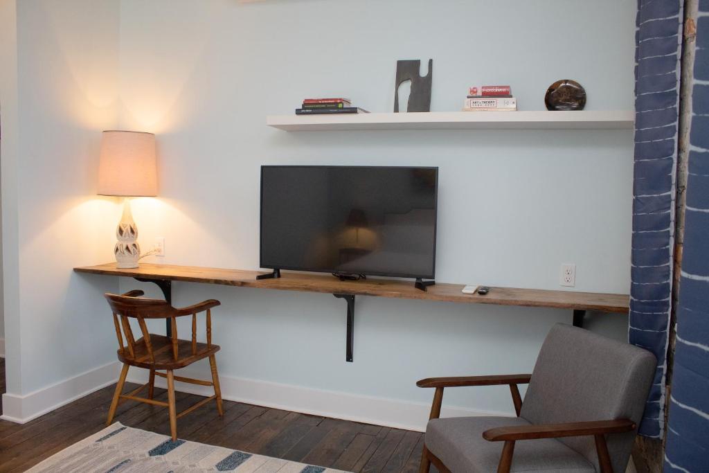 TV o dispositivi per l'intrattenimento presso Bischoff Inn - Former 1870 Furniture Factory Now 5 Room Boutique Hotel