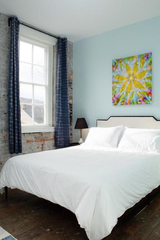 Letto o letti in una camera di Bischoff Inn - Former 1870 Furniture Factory Now 5 Room Boutique Hotel