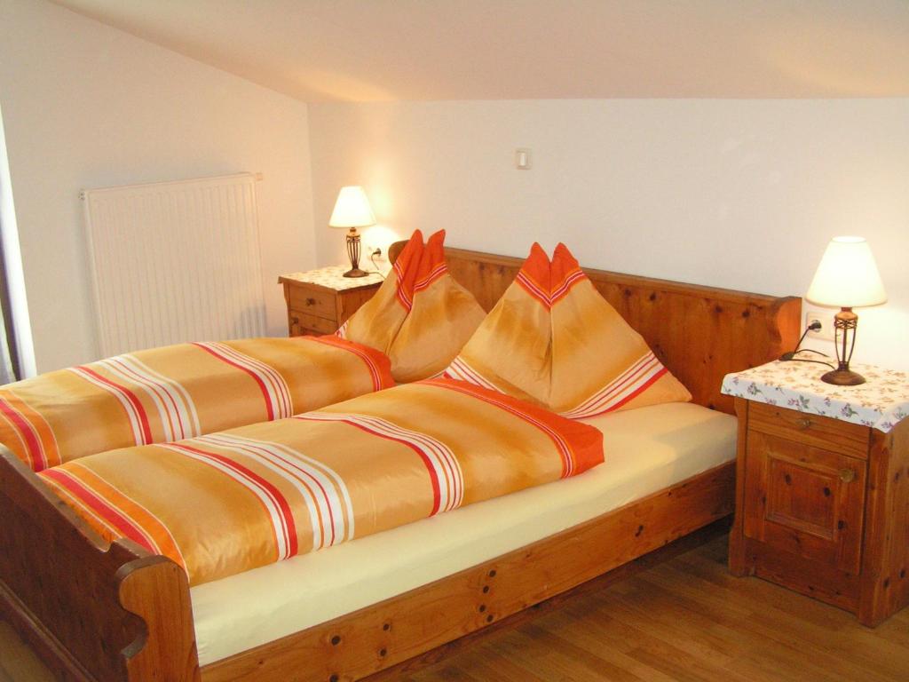łóżko w pokoju z dwoma lampami i dwoma łóżkami w obiekcie Karrerhof w mieście Walchsee