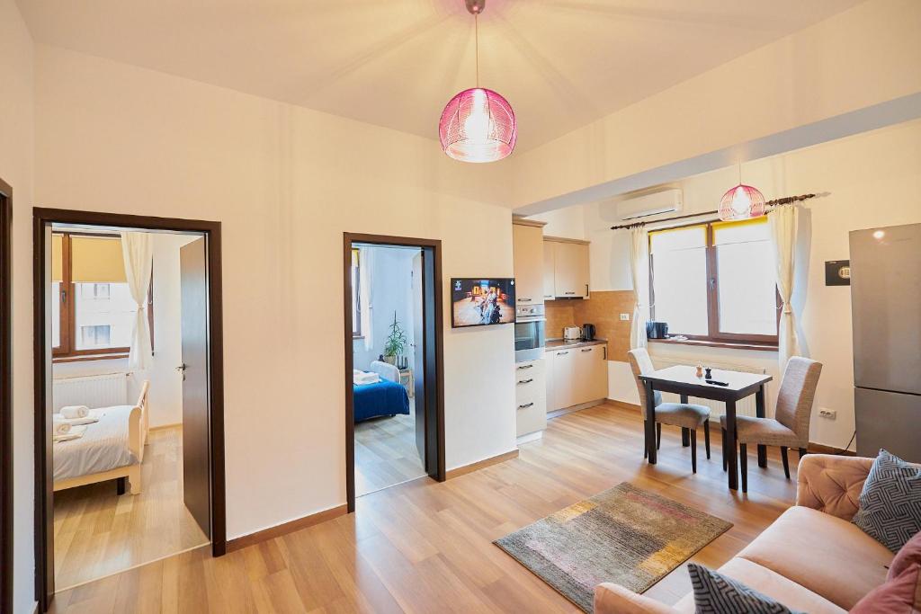 una sala de estar con un sofá y una mesa en Cozy 3 Bedroom Apartments In Centre of Iasi Palas Mall, en Iaşi