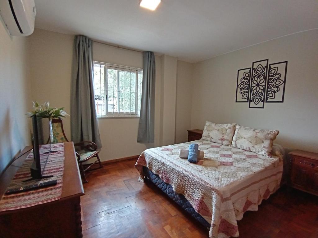 Un dormitorio con una cama con un osito de peluche. en Amplio departamento, la mejor ubicación en Mendoza en Mendoza