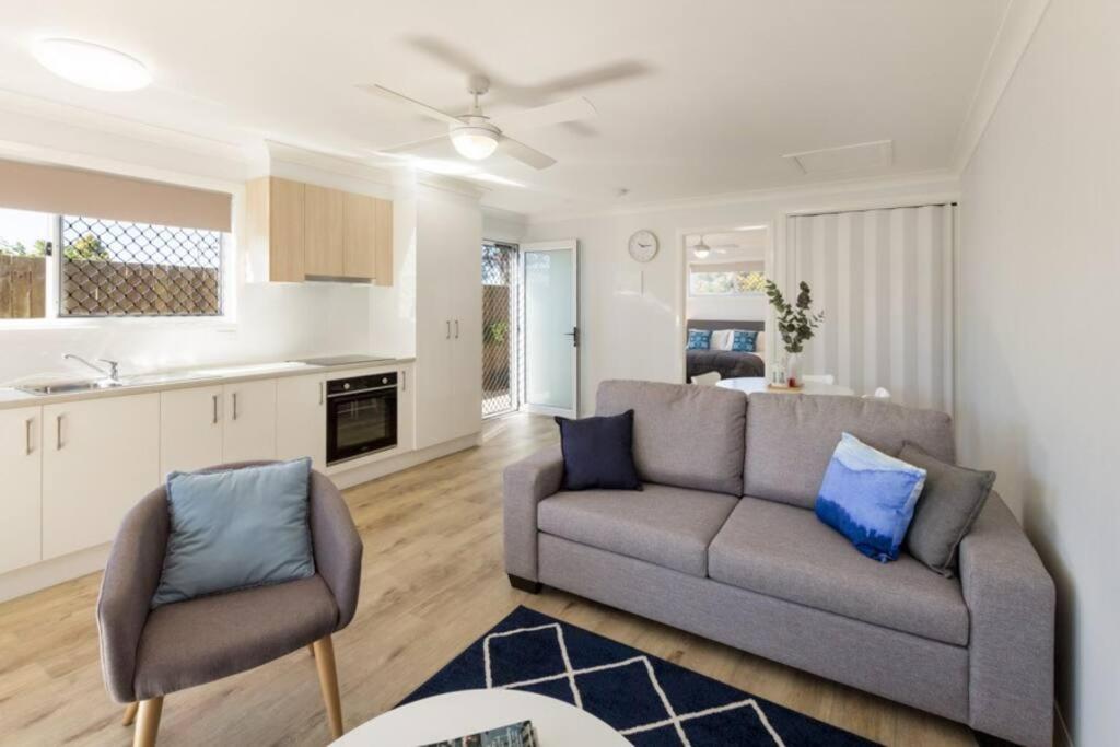 uma sala de estar com um sofá e cadeiras e uma cozinha em Hummingbird Apartments 4264 Tor em Rockville