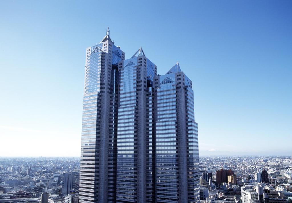 um grupo de edifícios altos em uma cidade em Park Hyatt Tokyo em Tóquio