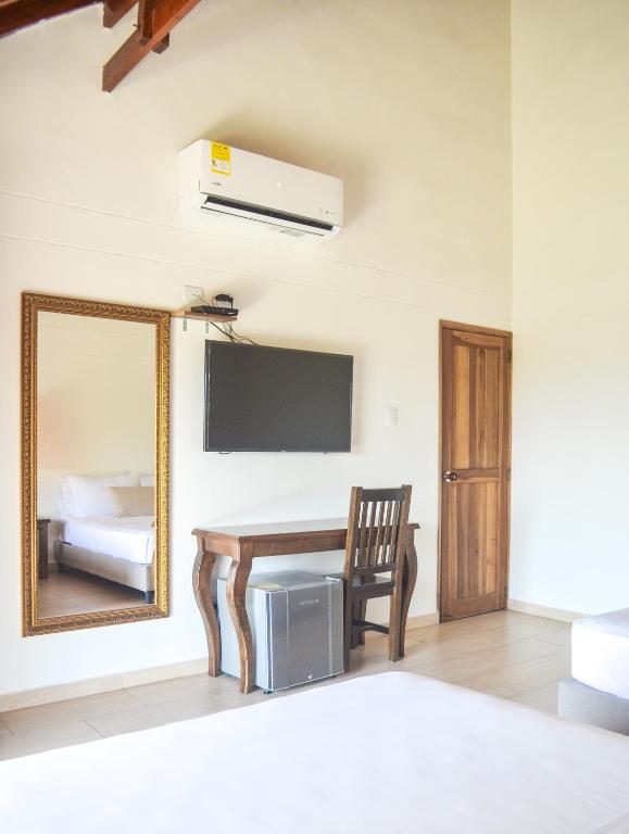 Hotel Santa Isabel - Habitación Cuádruple Con Balcón