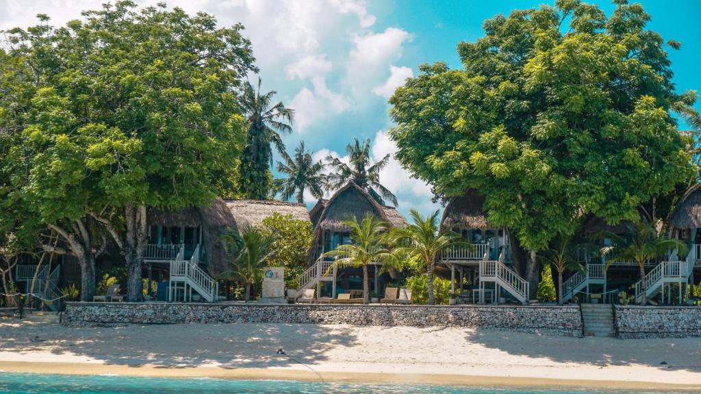 een resort op het strand voor het water bij Hai Tide Beach Resort in Nusa Lembongan