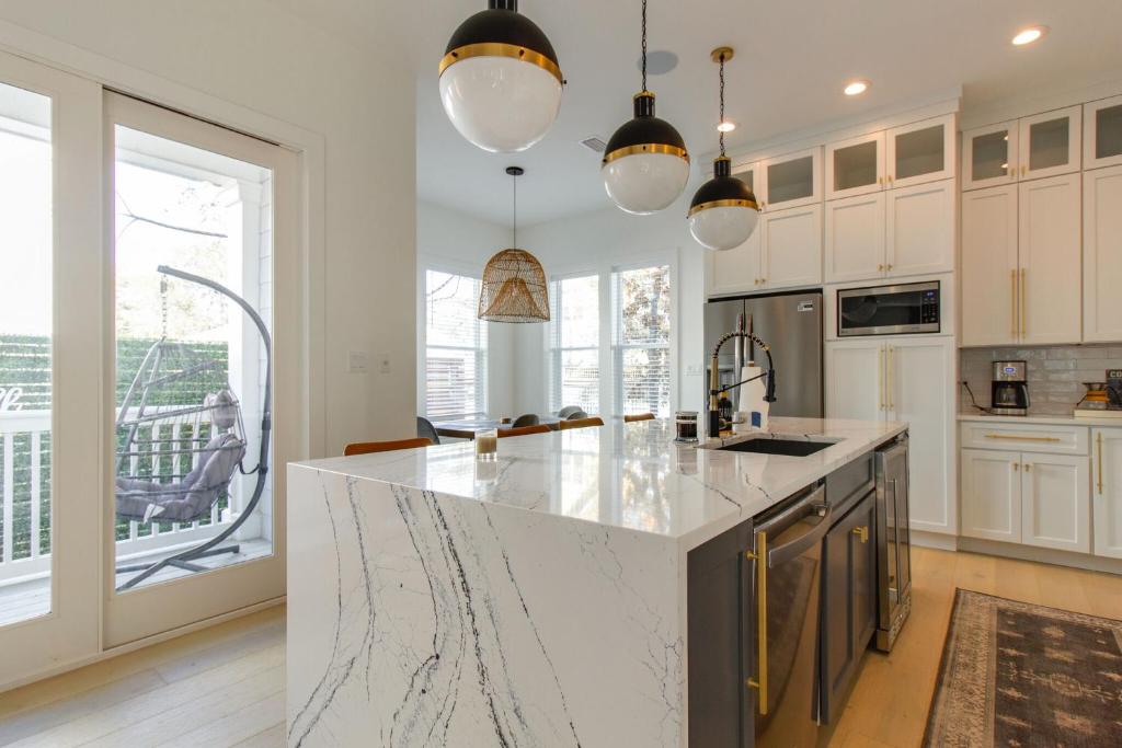 Nhà bếp/bếp nhỏ tại Doin' Grayt-LUXE beach cottage-Easy beach access, pool, bikes!