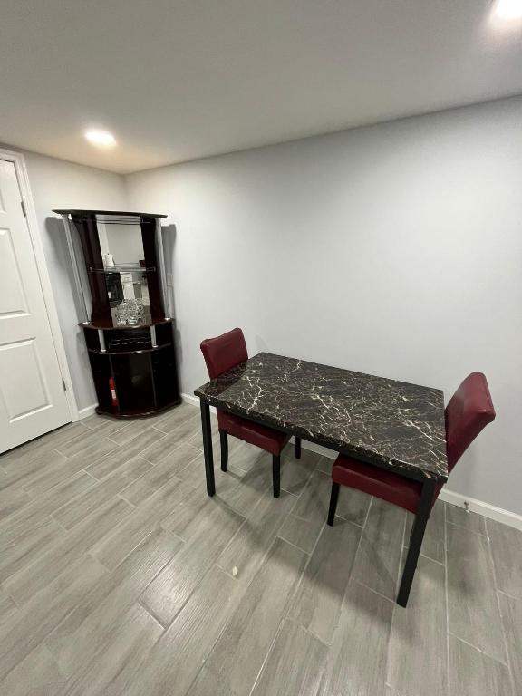 Airport Xpress Guestrooms - Queen Room With Shared Bathroom