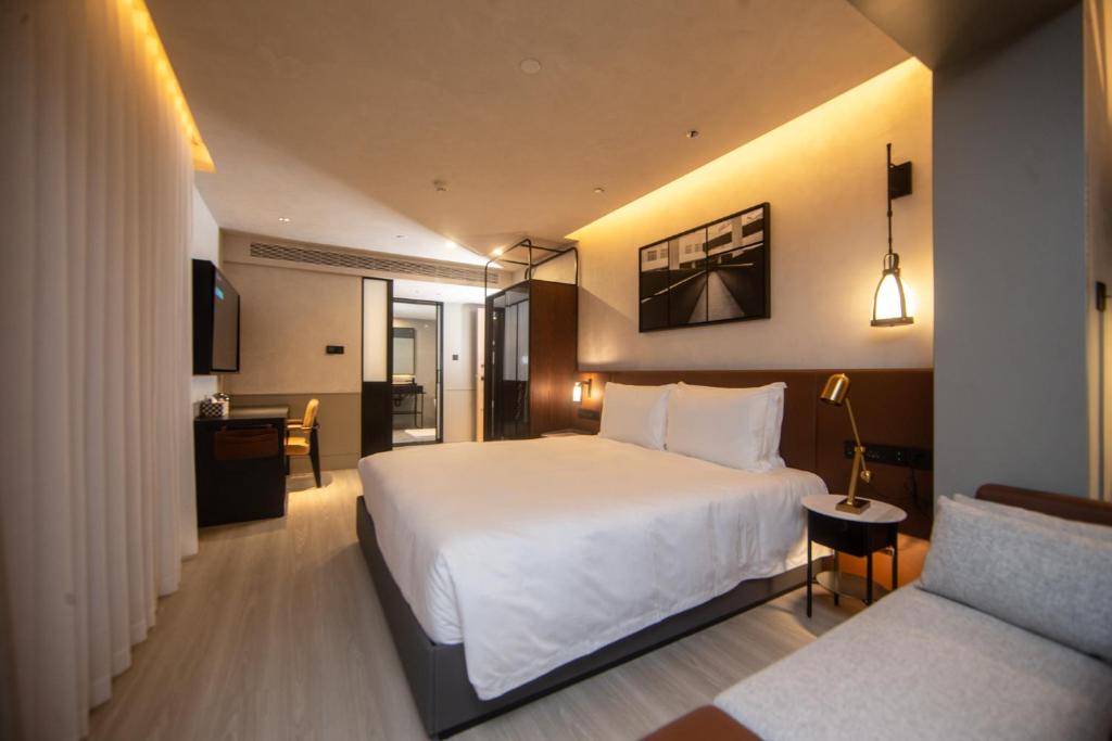 Postel nebo postele na pokoji v ubytování Mia Hotel - Shanghai Shaanxi South Road