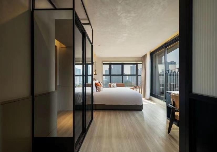 Postel nebo postele na pokoji v ubytování Mia Hotel - Shanghai Shaanxi South Road