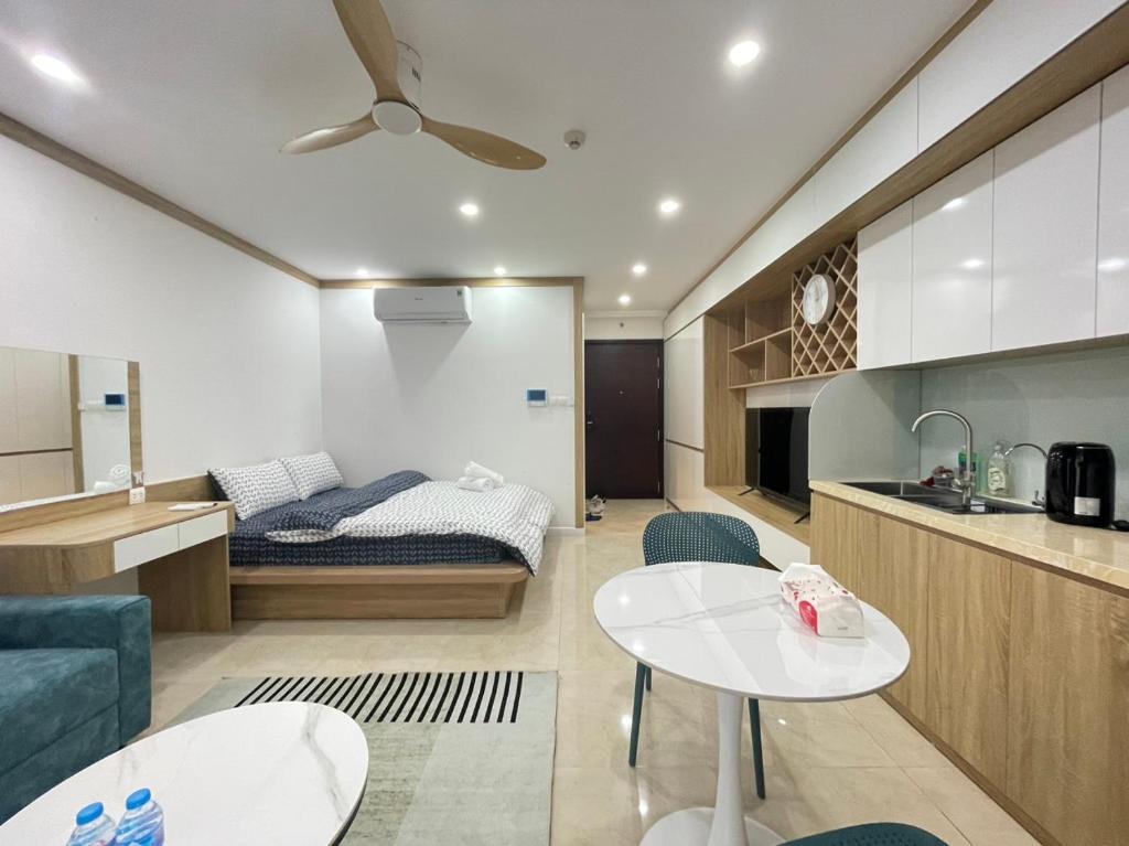 - un salon avec un lit et une table dans l'établissement hamy’s house- studio vinhomes d’capital apartment 119 tran duy hung, à Hanoï