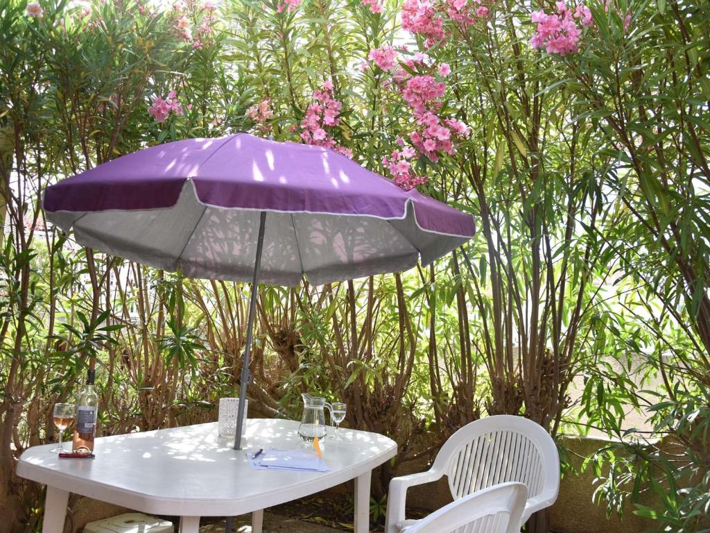 Vonkajšia záhrada v ubytovaní Pavillon 3 pièces avec piscine, terrasse et parking privé - Proche plage et commerces - FR-1-229-812