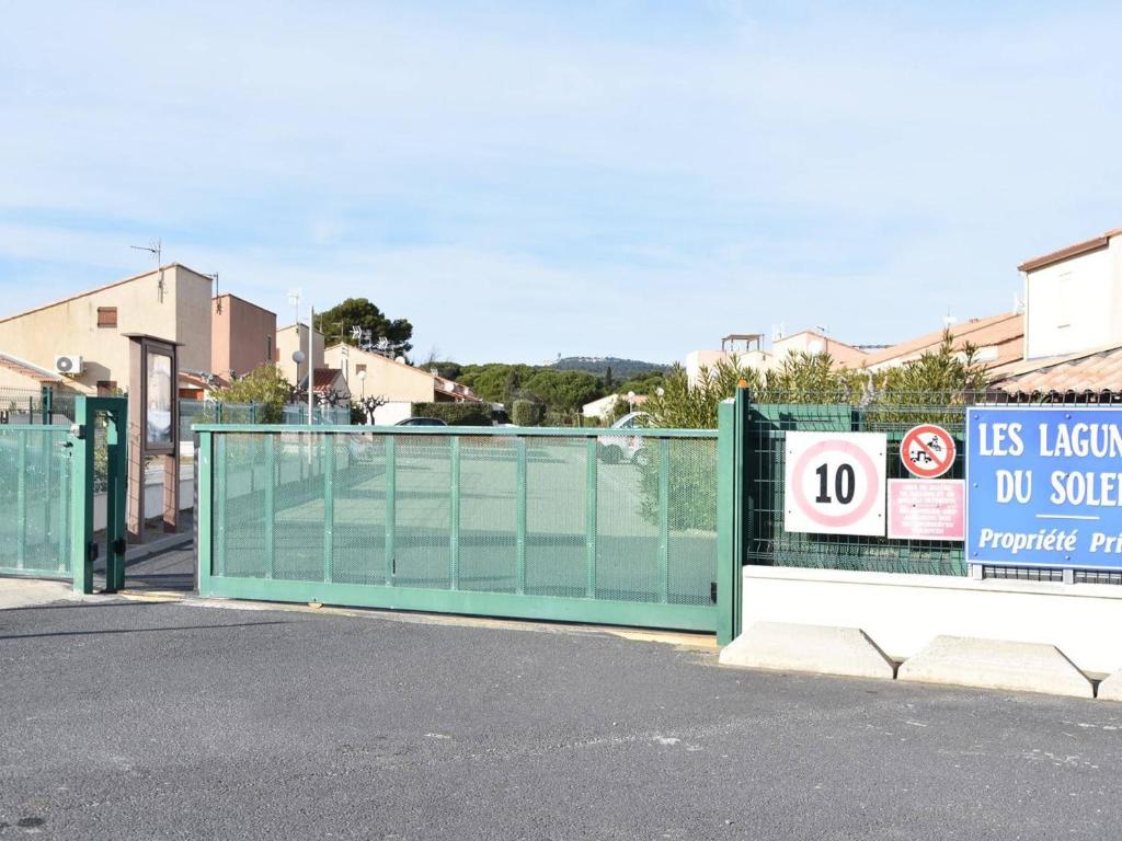 Fotografia z galérie ubytovania Pavillon 3 pièces avec piscine, terrasse et parking privé - Proche plage et commerces - FR-1-229-812 v destinácii Gruissan