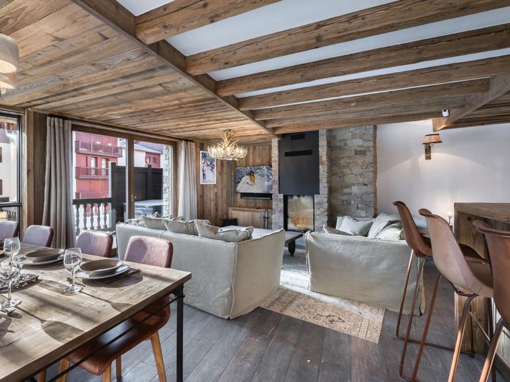 ein Wohnzimmer mit einem Sofa und einem Tisch in der Unterkunft Appartement Val-d'Isère, 4 pièces, 6 personnes - FR-1-567-99 in Val dʼIsère