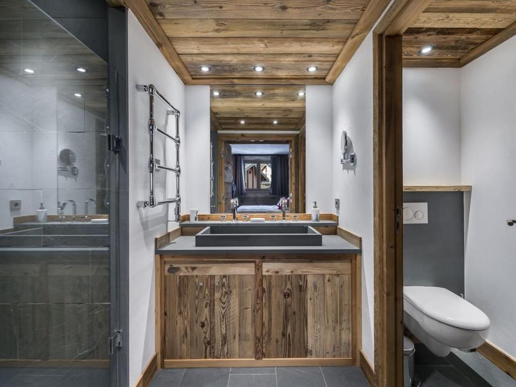 Kúpeľňa v ubytovaní Magnifique appartement avec jacuzzi extérieur privé à Val d'Isère - FR-1-567-99