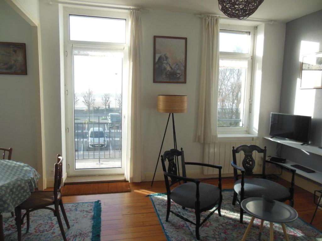 Posedenie v ubytovaní Appartement face plage Boulogne-sur-Mer - Balcon, WiFi, Terrasse commune, Tout inclus - FR-1-376-114
